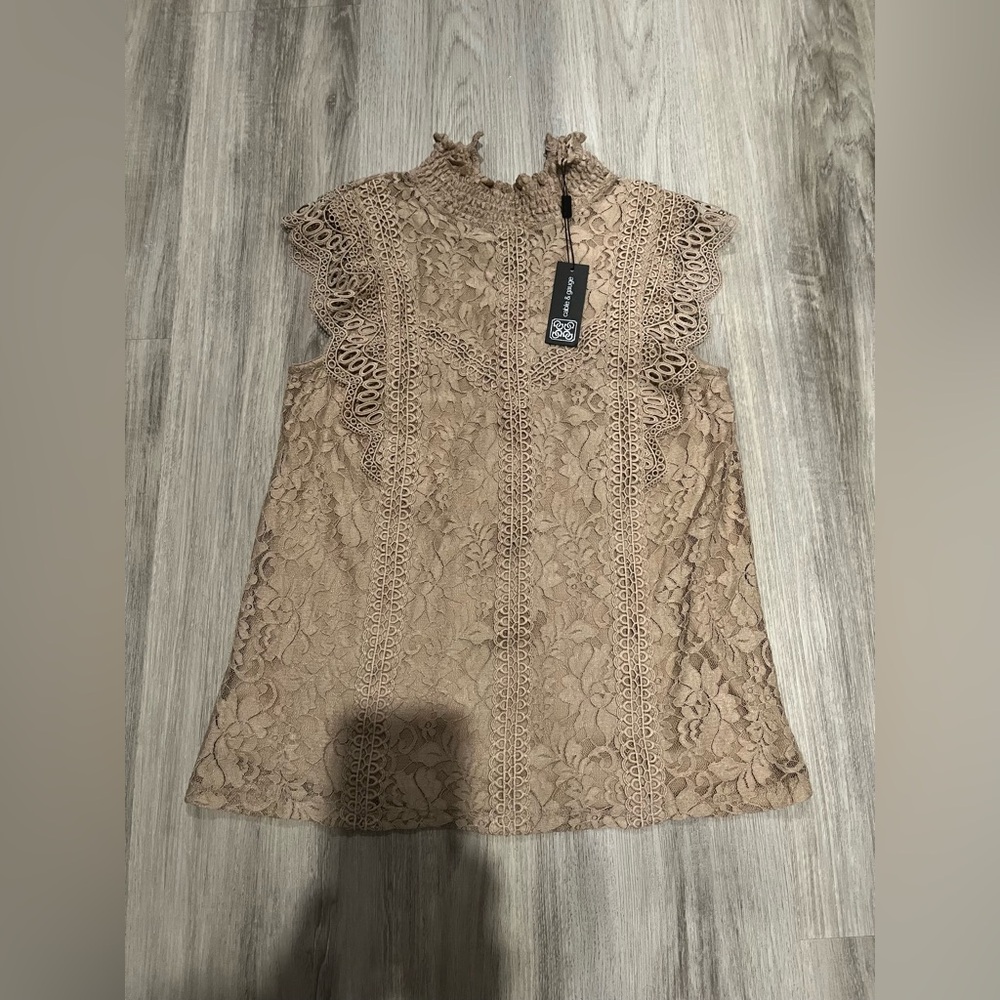 NWT Cable & Gauge crochet Lace sleeveless blouse Top. Size Medium.